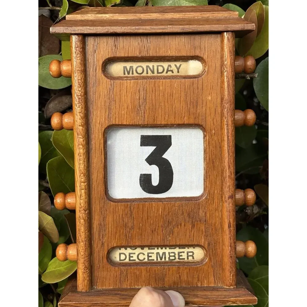ANTIQUE PERPETUAL WOOD VICTORIAN CALENDAR IN BEAUTIFUL SHAPE 1900'S ?